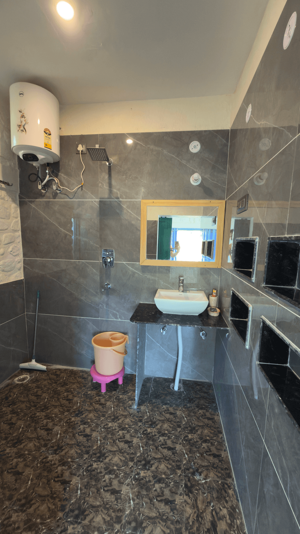 Bathroom with washbasin and grey tiles