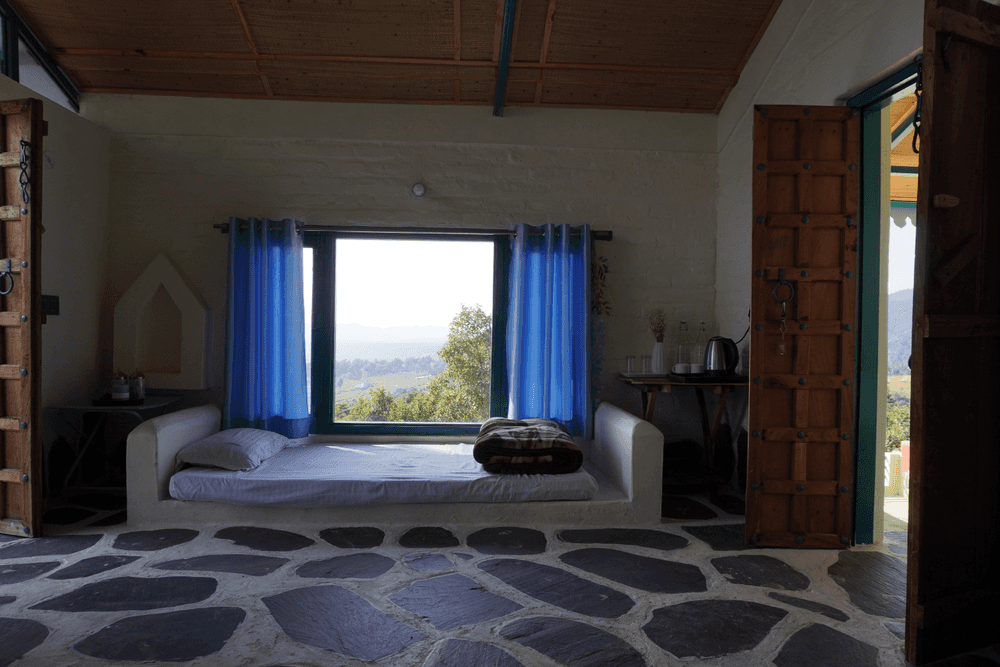 Window daybed with a valley view in the Dusk View Room